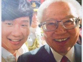 【蜗牛棋牌】林俊杰庆祝新加坡建国50周年 与总统合影