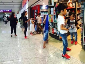 【蜗牛棋牌】张柏芝母子三人机场逛书店 温馨都穿红鞋