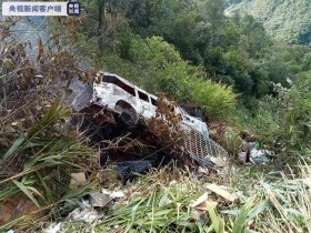 【蜗牛棋牌】缅甸掸邦长途汽车坠崖 已致4死6伤