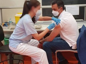 【蜗牛棋牌】西班牙首相桑切斯接种第一剂新冠疫苗