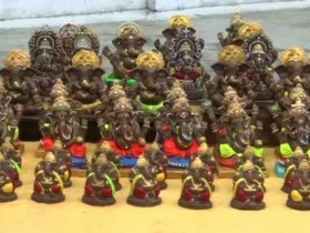 【蜗牛棋牌】印度工匠用牛粪制作象头神像 民众争相购买