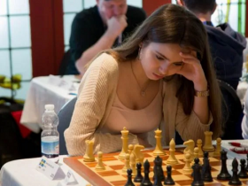 【蜗牛棋牌】美女棋手跨界扑克赛,表现令人惊艳!