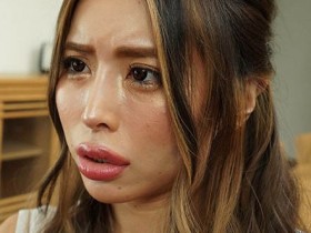 【蜗牛棋牌】老公短小不精干!黑色会辣妹的她吃下巧克力棒解禁!