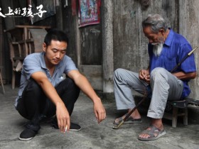 【蜗牛棋牌】《天上的孩子》终极海报 被现实撕扯的何以为父