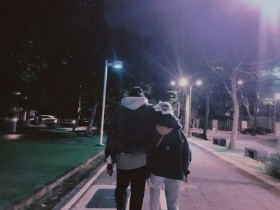 【蜗牛棋牌】和萧亚轩彻底分手?黄皓晒背影照发文“再见”