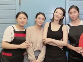 【蜗牛棋牌】高圆圆吃火锅与店员合照 穿连衣裙状态好