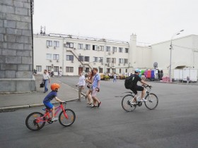 【蜗牛棋牌】“从莫斯科骑去圣彼得堡”，全俄最长自行车道开建