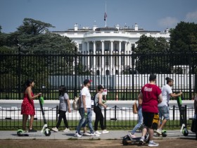 【蜗牛棋牌】美民调:超六成选民认为美国走在错误道路上