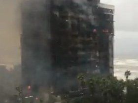 【蜗牛棋牌】伊朗一栋17层建筑被大火烧毁 起火原因及伤亡暂不明