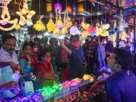 【蜗牛棋牌】印度民众不顾疫情涌入大型市场 为过排灯节购物