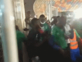 【蜗牛棋牌】非洲杯喀麦隆体育场发生踩踏致8死 球迷疯狂涌入大门
