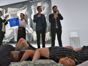 【蜗牛棋牌】反战人士在毕加索名画前倒地抗议 批评北约煽动战争