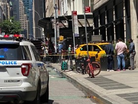 【蜗牛棋牌】美国纽约市一出租车冲撞路边人群 致4人受伤