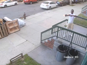 【蜗牛棋牌】美国黑人男子在空旷街头肆意开枪 监控视频曝光