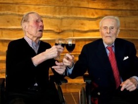 【蜗牛棋牌】比利時最老雙胞胎103歲 黏對方破1世紀