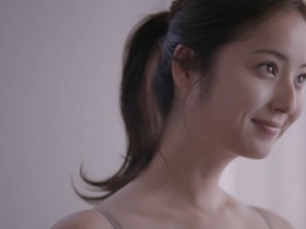 【蜗牛棋牌】日本人氣女星內衣廣告倒著播！裸上身畫面太性感…網友：鼻血噴不停