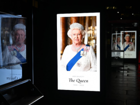 【蜗牛棋牌】多国领导人悼念英国女王 民众白金汉宫前聚集致哀