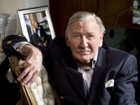 【蜗牛棋牌】为分院帽配音的演员莱斯利-菲利普斯去世 享年98岁