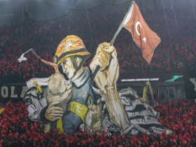 【蜗牛棋牌】感谢各国救援队驰援，土耳其球迷拉起巨型“TIFO”