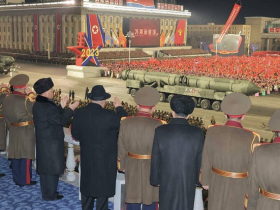 【蜗牛棋牌】朝鲜举行建军75周年阅兵式 新型洲际弹道导弹亮相