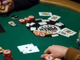 【EV扑克】牌局分析：同花牌面的顶两对该怎么游戏？