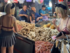 【蜗牛棋牌】傳統市場驚見巨乳妹只穿內衣採買烤肉食材　老闆不知道該看哪
