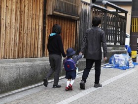 【蜗牛棋牌】日媒：日本出生人数或连续8年创新低