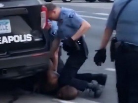 【蜗牛棋牌】“跪杀”非裔男子弗洛伊德的美国前警察，在狱中被人刺了22刀
