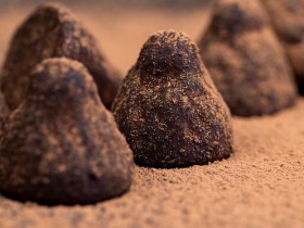【蜗牛棋牌】英国非营利组织揭巧克力暴利：可可种植者生活贫苦，巧克力公司狂揽金