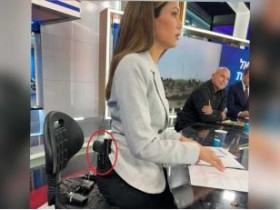 【蜗牛棋牌】巴以新一轮冲突持续，以色列女主播被拍到在直播中腰间别枪，网友争议
