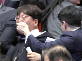 【蜗牛棋牌】韩在野党议员与尹锡悦握手时喊话，被迅速捂嘴抬走