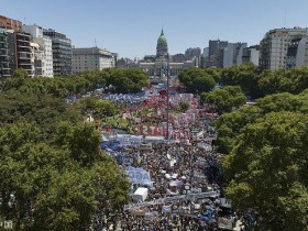 【蜗牛棋牌】“祖国不容变卖”，阿根廷上百万人罢工抗议，他强硬回应