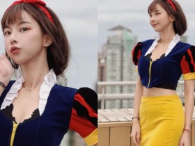 【蜗牛棋牌】「真人白雪公主」衣服版型超邪惡,「緊致細腰頂美乳」再顯完美臀腿線