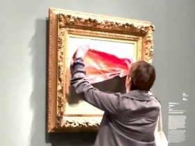 【蜗牛棋牌】莫奈画作惨遭张贴不干胶海报,肇事者被警方逮捕