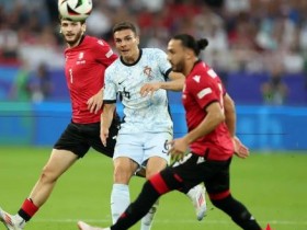 迈博体育 欧洲杯-携手晋级!C罗抱怨染黄 葡萄牙轮换阵容