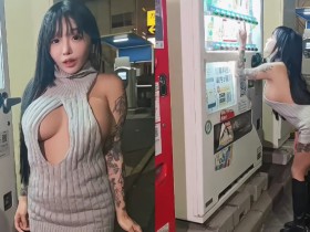 【蜗牛棋牌】投幣飲料機好閃!巨乳正妹「櫻花」S曲線炸裂,「ㄉㄨㄞ彈猛奶」跳過來!