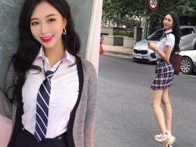 【蜗牛棋牌】高顏值制服辣妹「有兇猛乳量」,九頭身好比例狂讓人回頭!