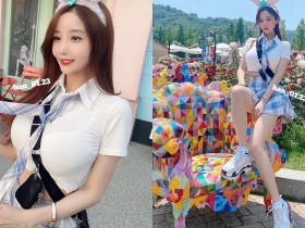 【蜗牛棋牌】知名愛寶樂園出現「巨乳學生妹」!制服上衣快被撐爆,迷你百摺裙下美腿好修長!