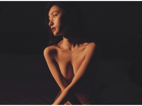 【蜗牛棋牌】突破黑暗的裸體寫真!強國攝影師「黑卡露」用一支燈就拍出絕美胴體曲線的神祕感