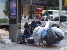 【蜗牛棋牌】當街打手槍《LinkNYC變成街友的AV播放器》市民打爆投訴電話