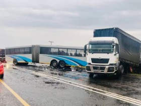 【蜗牛棋牌】南非自由州省两车相撞 已致10死多伤