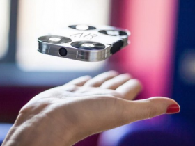 【蜗牛棋牌】自拍棒OUT!會飛行的拍照無人機《AirSelfie》開啟自拍新境界 精準抓住美好一瞬間