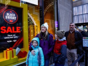 【蜗牛棋牌】中国货物供应遇阻,商品涨价影响支出,关税令美国人迎来更昂贵“黑五”