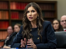 【蜗牛棋牌】美国土安全部部长称将向明尼苏达州增派数百名警员