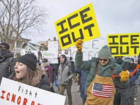 【蜗牛棋牌】美民众自发监控移民机构行动:吹哨发出警告,拍摄执法画面