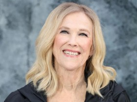 【蜗牛棋牌】曾在《小鬼当家》中饰演“妈妈”的演员凯瑟琳·奥哈拉去世,加拿大总理发文悼念