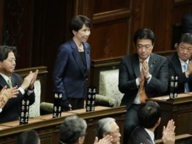 【蜗牛棋牌】高市2.0,首先面对特朗普勒紧的绳子,还想着对麻生太郎封官许愿