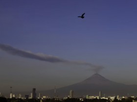 【蜗牛棋牌】墨西哥波波卡特佩特火山24小时内喷发15次