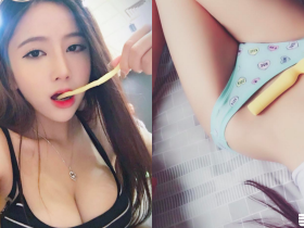 【蜗牛棋牌】玩具忘記藏好!大奶正妹「低胸爆乳」公開「塑膠男友」:最愛偷偷玩玩具!