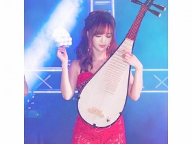 【蜗牛棋牌】E罩杯琵琶手正妹「丘涵」,巨乳撐琵琶,畫面波濤洶湧,觀眾也不自覺跟著「乳動」!